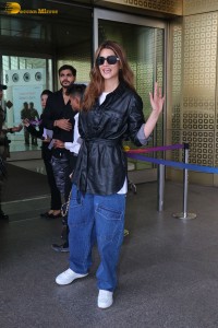 Indian actress kriti sanon spotted at mumbai airport