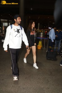 Kriti Sanon celebrates Birthday with Kartik Aaryan at Mumbai Airport