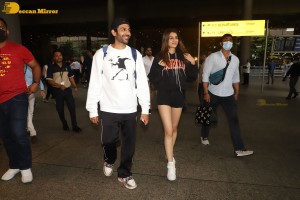 Kriti Sanon celebrates Birthday with Kartik Aaryan at Mumbai Airport