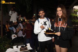 Kriti Sanon celebrates Birthday with Kartik Aaryan at Mumbai Airport