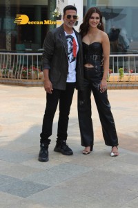 Kriti Sanon, Akshay Kumar and Vidya Balan promote Bachchan Pandey movie in Juhu, Mumbai