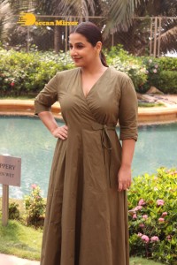 Kriti Sanon, Akshay Kumar and Vidya Balan promote Bachchan Pandey movie in Juhu, Mumbai