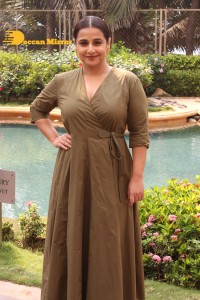 Kriti Sanon, Akshay Kumar and Vidya Balan promote Bachchan Pandey movie in Juhu, Mumbai