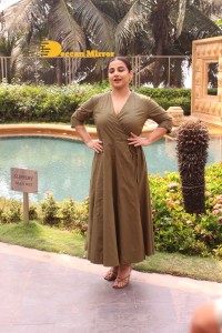 Kriti Sanon, Akshay Kumar and Vidya Balan promote Bachchan Pandey movie in Juhu, Mumbai