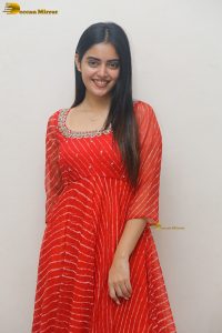 actress kushitha kallapu cute photo shoot in a red salwar