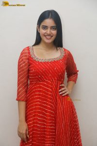 actress kushitha kallapu cute photo shoot in a red salwar
