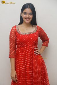 actress kushitha kallapu cute photo shoot in a red salwar