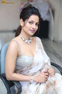 actress leesha eclairs sexy cleavage show in a saree