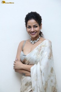 actress leesha eclairs sexy cleavage show in a saree