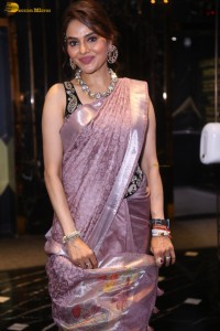 actress Madhubala beautiful looks in a shiny purple saree
