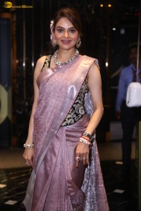 actress Madhubala beautiful looks in a shiny purple saree