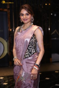 actress Madhubala beautiful looks in a shiny purple saree