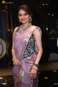 actress Madhubala beautiful looks in a shiny purple saree