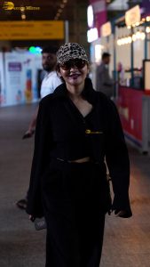 actress madhoo chic look at mumbai airport
