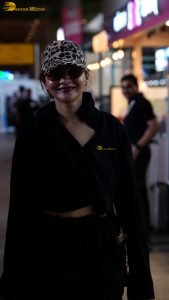 actress madhoo chic look at mumbai airport