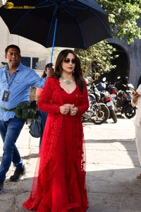 bollywood actress Madhuri Dixit hot looks in a red dress on the sets of dance deewane