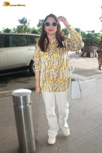 bollywood star actress Madhuri Dixit spotted at mumbai airport