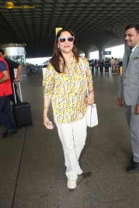 bollywood star actress Madhuri Dixit spotted at mumbai airport