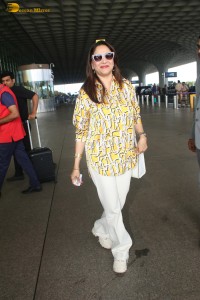 bollywood star actress Madhuri Dixit spotted at mumbai airport