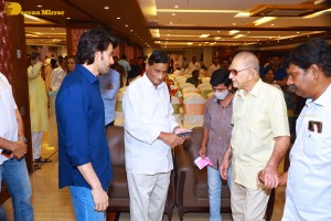 Actor Family and friends attend Mahesh Babu's mother Indira Devi's 11th day rituals