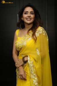 actress Mahima Nambiar scorching hot looks in a yellow saree