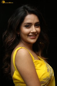 actress Mahima Nambiar scorching hot looks in a yellow saree