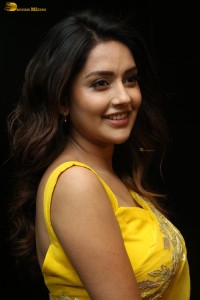 actress Mahima Nambiar scorching hot looks in a yellow saree