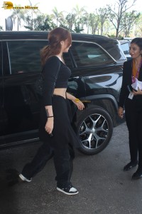 actress Mahira Sharma in black dress at mumbai airport