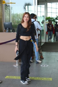 actress Mahira Sharma in black dress at mumbai airport