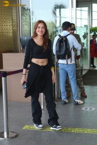 actress Mahira Sharma in black dress at mumbai airport