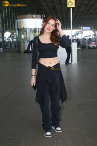 actress Mahira Sharma in black dress at mumbai airport