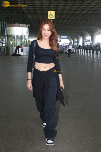 actress Mahira Sharma in black dress at mumbai airport