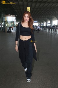 actress Mahira Sharma in black dress at mumbai airport