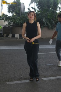 actress Mahira Sharma beautiful in black top and jeans