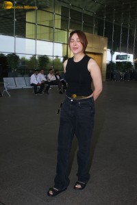 actress Mahira Sharma beautiful in black top and jeans