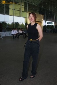 actress Mahira Sharma beautiful in black top and jeans