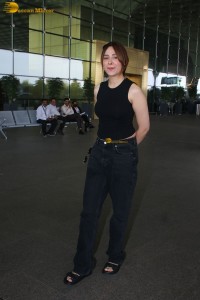 actress Mahira Sharma beautiful in black top and jeans