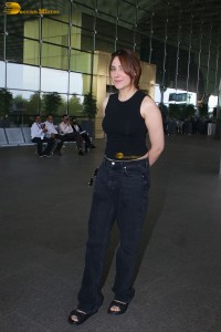 actress Mahira Sharma beautiful in black top and jeans