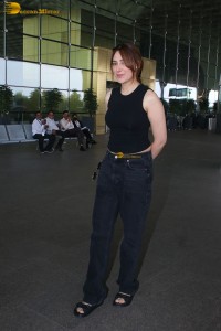 actress Mahira Sharma beautiful in black top and jeans