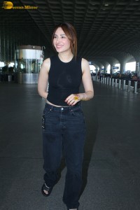 actress Mahira Sharma beautiful in black top and jeans