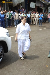 Bollywood actors including Arbaaz Khan, Arjun Kapoor, Karisma Kapoor, Kareena Kapoor, Sohail Khan express condolences to Malaika Arora for losing her father