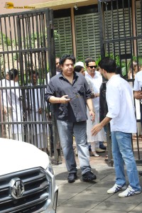 Bollywood actors including Arbaaz Khan, Arjun Kapoor, Karisma Kapoor, Kareena Kapoor, Sohail Khan express condolences to Malaika Arora for losing her father