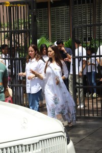 Bollywood actors including Arbaaz Khan, Arjun Kapoor, Karisma Kapoor, Kareena Kapoor, Sohail Khan express condolences to Malaika Arora for losing her father