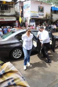 Bollywood actors including Arbaaz Khan, Arjun Kapoor, Karisma Kapoor, Kareena Kapoor, Sohail Khan express condolences to Malaika Arora for losing her father