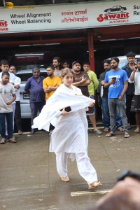 Bollywood actors including Arbaaz Khan, Arjun Kapoor, Karisma Kapoor, Kareena Kapoor, Sohail Khan express condolences to Malaika Arora for losing her father