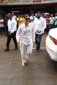 Bollywood actors including Arbaaz Khan, Arjun Kapoor, Karisma Kapoor, Kareena Kapoor, Sohail Khan express condolences to Malaika Arora for losing her father