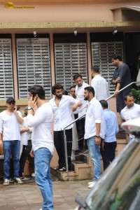 Bollywood actors including Arbaaz Khan, Arjun Kapoor, Karisma Kapoor, Kareena Kapoor, Sohail Khan express condolences to Malaika Arora for losing her father