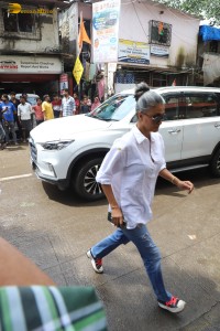 Bollywood actors including Arbaaz Khan, Arjun Kapoor, Karisma Kapoor, Kareena Kapoor, Sohail Khan express condolences to Malaika Arora for losing her father