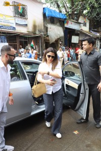 Bollywood actors including Arbaaz Khan, Arjun Kapoor, Karisma Kapoor, Kareena Kapoor, Sohail Khan express condolences to Malaika Arora for losing her father