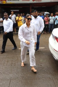 Bollywood actors including Arbaaz Khan, Arjun Kapoor, Karisma Kapoor, Kareena Kapoor, Sohail Khan express condolences to Malaika Arora for losing her father